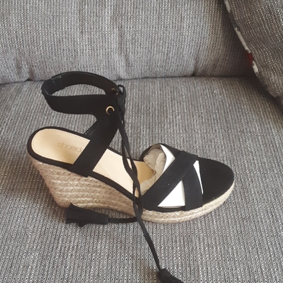 Shoees - Picture 2 of 3